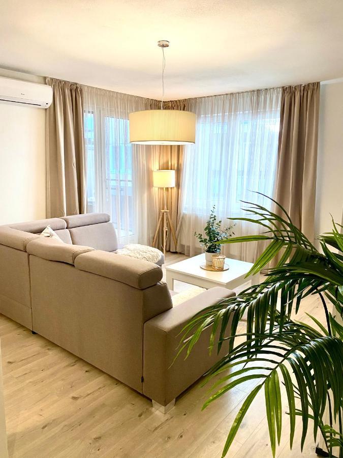 The Elite Suite Downtown A/C & Garage Parking ブラチスラヴァ エクステリア 写真