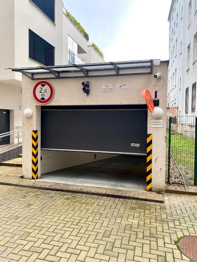 The Elite Suite Downtown A/C & Garage Parking ブラチスラヴァ エクステリア 写真